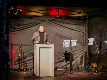 Ratsherr Ferhat Aydin bei seiner Ansprache während der Gedenkveranstaltung zur Reichspogromnacht.